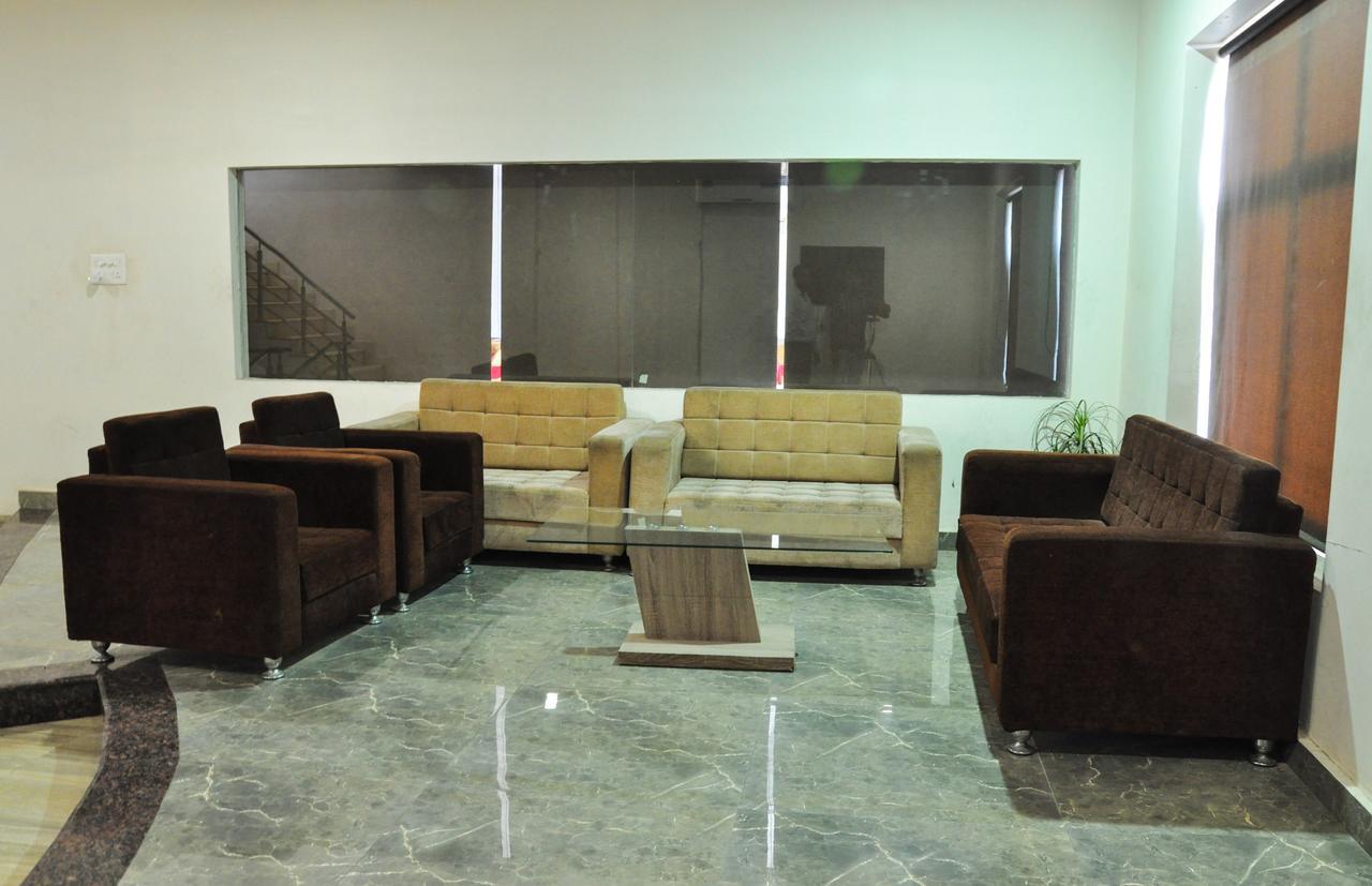 Oyo 1358 Hotel Crossroad Lucknow Eksteriør bilde